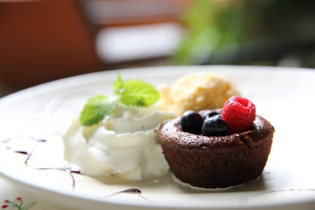 Pastel de lava de chocolate y frutos rojos con helado