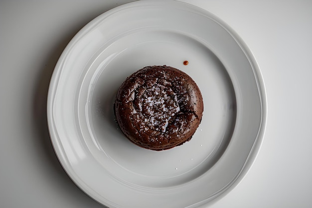 Foto pastel de lava de chocolate en un primer plano de un plato blanco