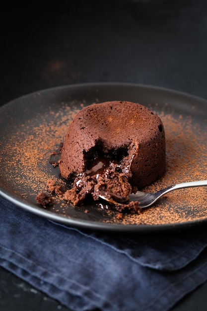 Pastel de lava de Fondant de chocolate de postre caliente en la placa negra