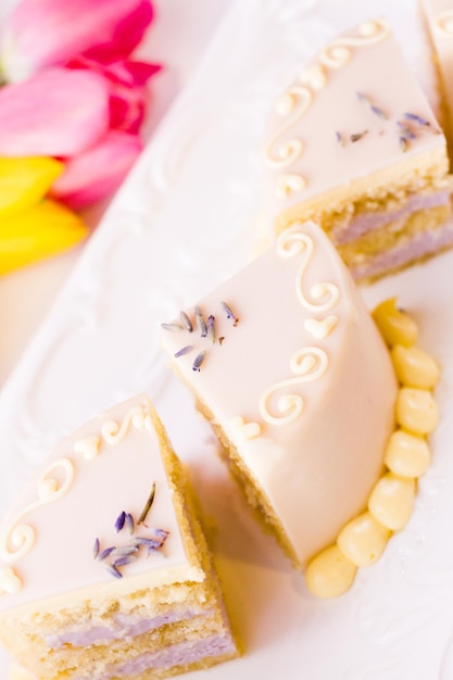 Pastel de lavanda y miel de chocolate blanco elaborado con bizcocho infundido con miel y relleno de capas de mousse de lavanda, cubierto de chocolate blanco.