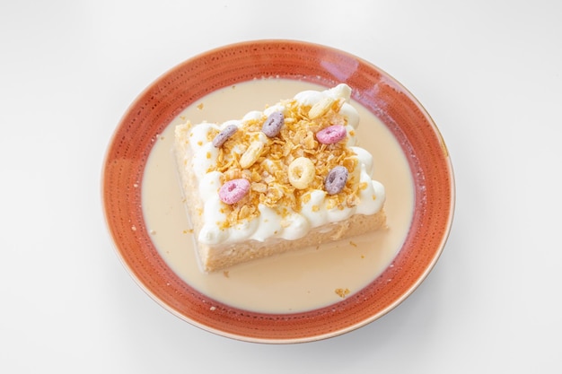 Pastel de leche de cereales servido en un plato aislado en la vista superior de fondo gris