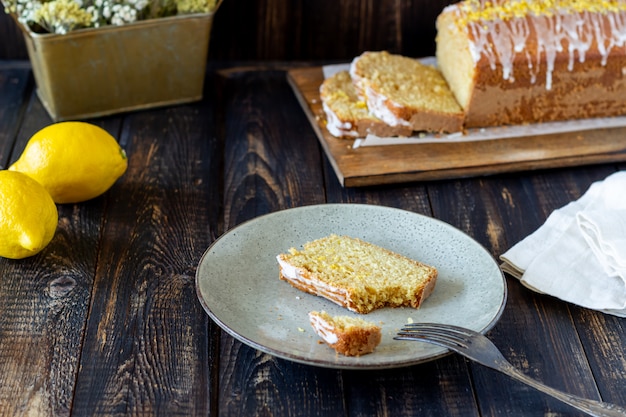 Pastel de limón casero sobre una mesa de madera. Receta. Pasteles