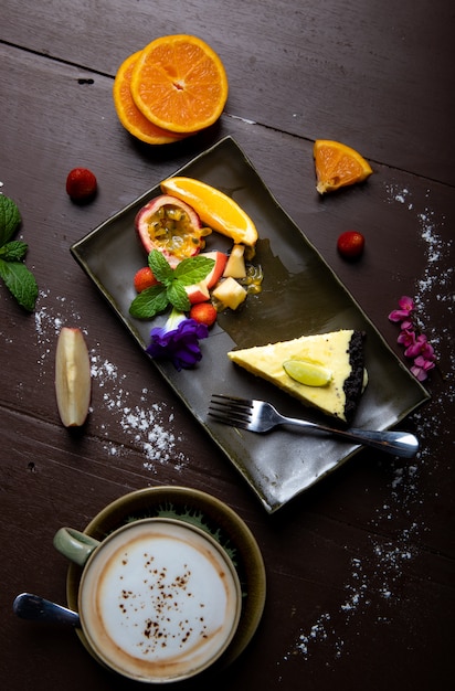 Pastel de limón colocado sobre una mesa de madera