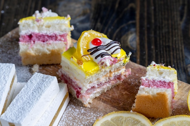 Pastel de limón y fresa hecho de varias capas de tortas de diferentes sabores crema y capa de limón dulce y delicioso postre multicapa