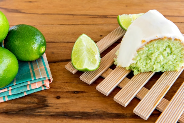 Pastel de limón con rodajas de limón sobre fondo de madera