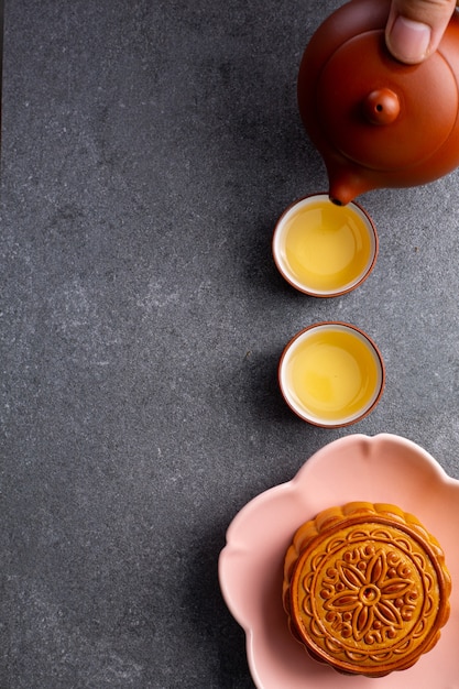 Pastel de luna chino comida dulce tradicional para sabrosos. Cocina asiática de postre. Pastel casero para celebrar el festival del medio otoño estacional.