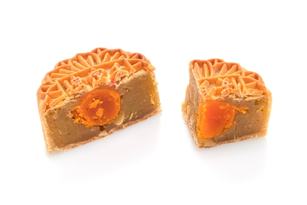 Pastel de luna chino durian y sabor a yema de huevo aislado en blanco