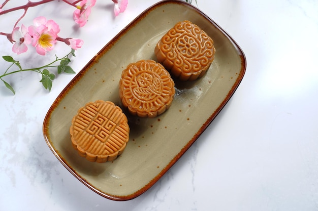 Pastel de luna, Pastel de luna- Pastelería tradicional china sobre fondo blanco, Festival de mediados de otoño