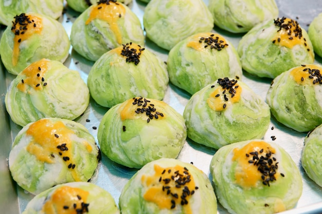 Pastel de luna de pastelería de primavera con nueces, frijol mungo y pastel de huevo