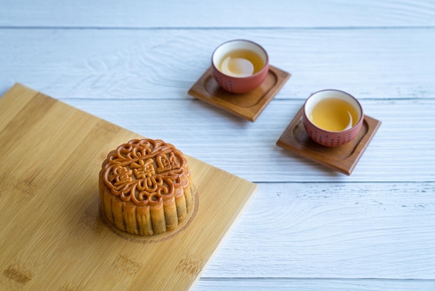 Pastel de luna servido con té chino