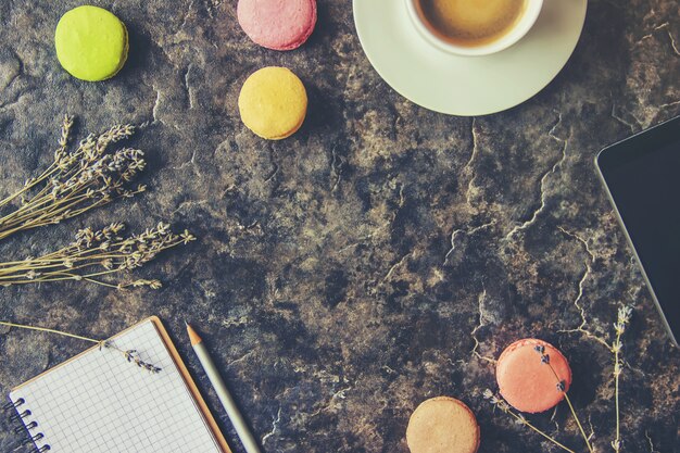 Pastel de macarons surtidos para regalo. Enfoque selectivo