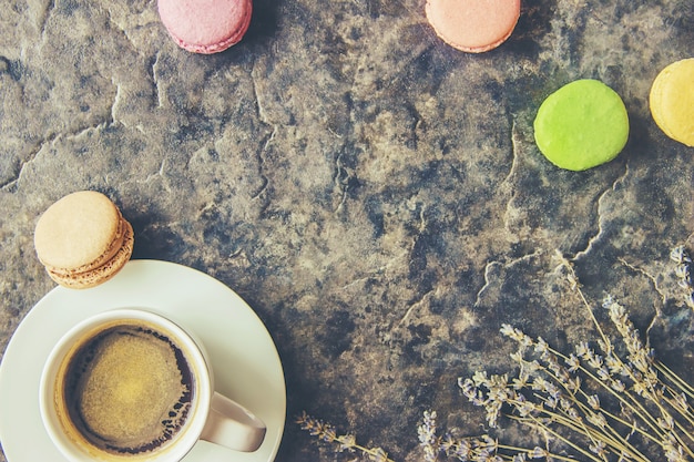 Pastel de macarons surtidos para regalo. Enfoque selectivo