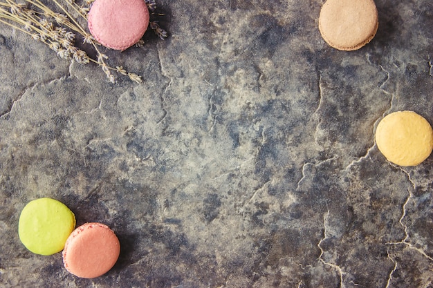 Pastel de macarons surtidos para regalo. Enfoque selectivo