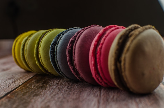 Pastel De Macarrón Francés. Macarrones en caja con flores secas.