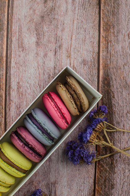 Pastel De Macarrón Francés. Macarrones en caja con flores secas.