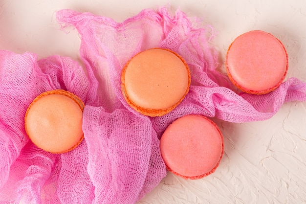 Pastel de macarrón o macarrón, coloridas galletas de almendras.