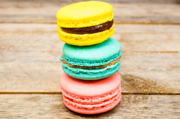 Pastel de macarrón puesto en una mesa de madera