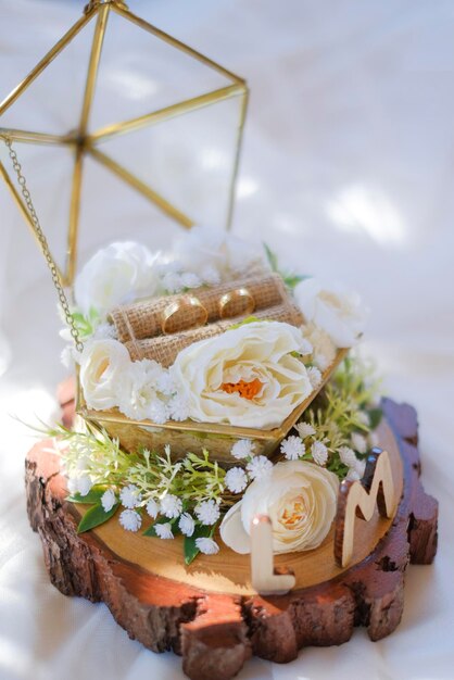 Un pastel de madera con una estrella dorada y una flor blanca encima.