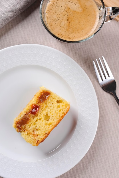 Pastel de maíz brasileño hecho con un tipo de harina de maíz Fuba Bolo de Fuba Vista superior