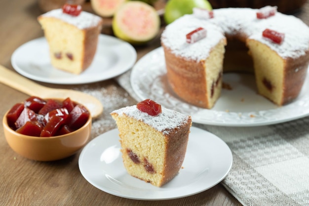 Pastel de maíz brasileño hecho con un tipo de harina de maíz Fuba relleno de pasta de guayaba Sobre una mesa de fiesta de madera Dulces típicos de la fiesta de junio Pastel de harina de maíz