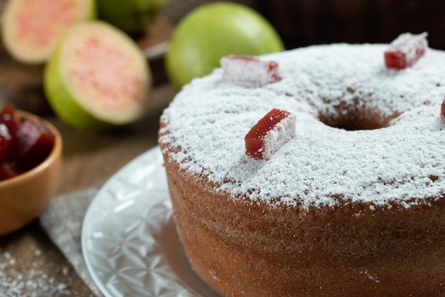 Pastel de maíz brasileño hecho con un tipo de harina de maíz Fuba relleno de pasta de guayaba Sobre una mesa de fiesta de madera Dulces típicos de la fiesta de junio Pastel de harina de maíz