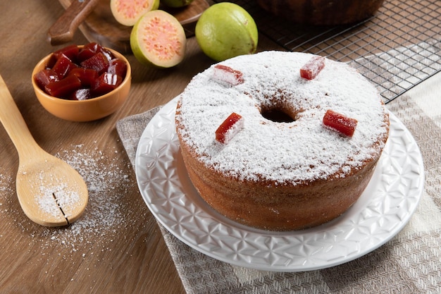 Pastel de maíz brasileño hecho con un tipo de harina de maíz Fuba relleno de pasta de guayaba Sobre una mesa de fiesta de madera Dulces típicos de la fiesta de junio Pastel de harina de maíz