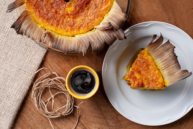 Pastel de maíz en la mesa