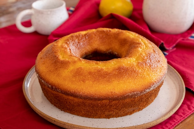 Pastel de maíz con naranja sobre la mesa para el café de la tarde