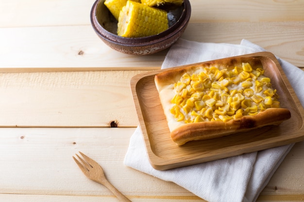 Foto pastel de maíz sobre la mesa