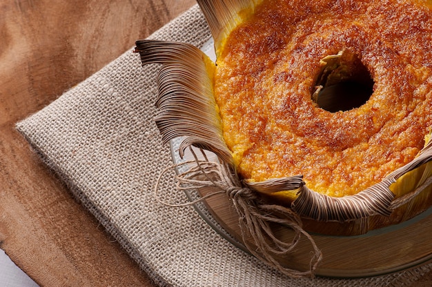 Pastel de maíz en una tabla de madera