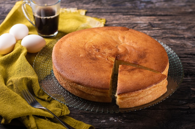 Pastel de mandioca con fondo de madera rústica.