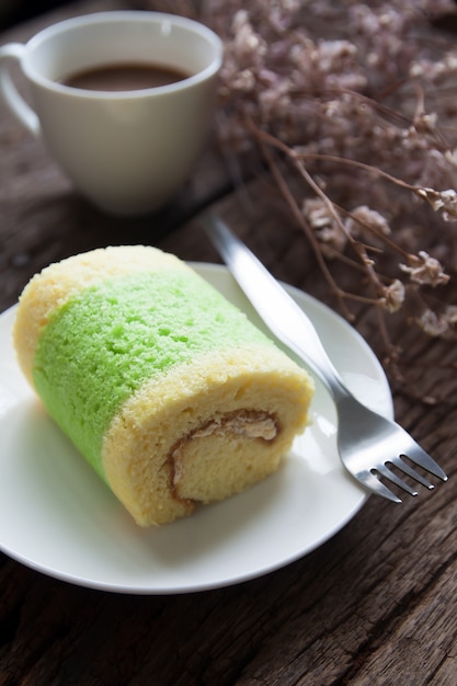 Pastel de mango delicioso con café caliente