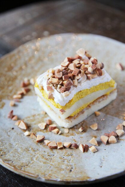 Pastel de mango con frijol sobre fondo de madera