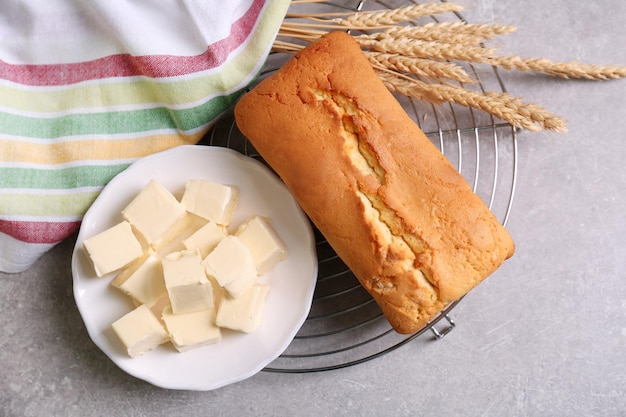 Pastel de mantequilla al horno con ingredientes en la mesa