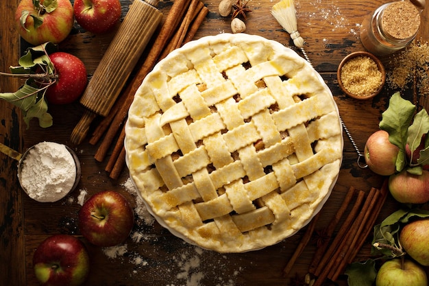 Pastel de manzana casero listo para ser horneado