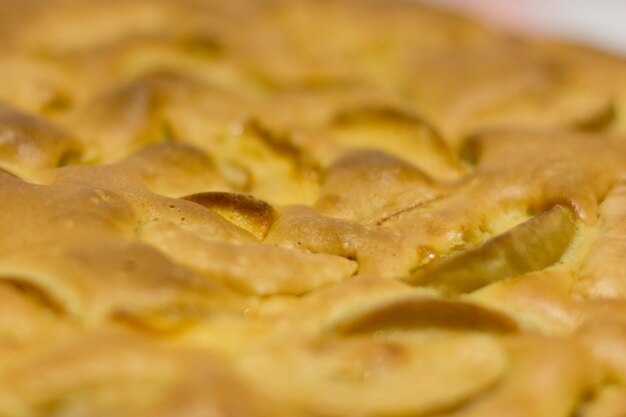 Pastel de manzana Charlotte en una servilleta de lino