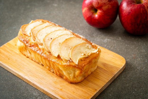 pastel de manzana desmenuzado en tablero de madera