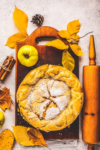 Foto pastel de manzana otoño americano tradicional en una tabla de madera