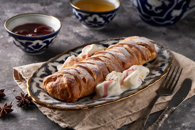 Pastel de manzana sabroso tradicional, strudel, servido en un hermoso plato oriental