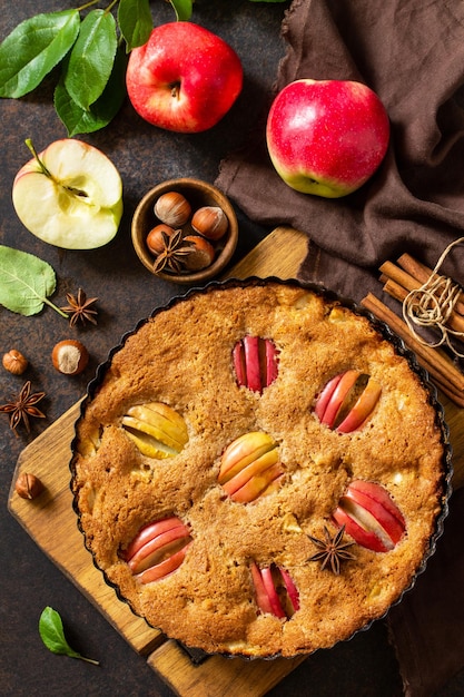 Pastel de manzana de temporada para hornear manzana con avellana y canela Vista superior laicos plana