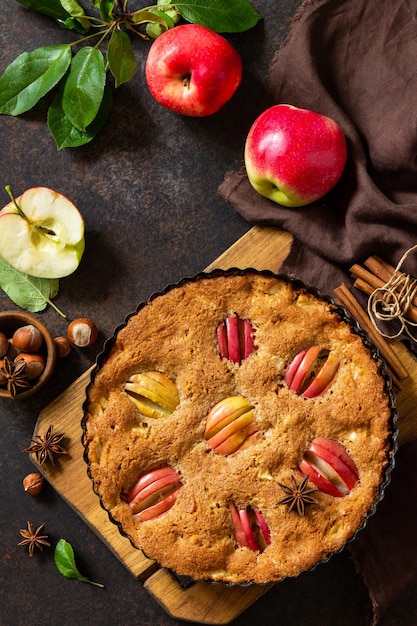 Pastel de manzana de temporada para hornear manzana con avellana y canela Vista superior laicos plana