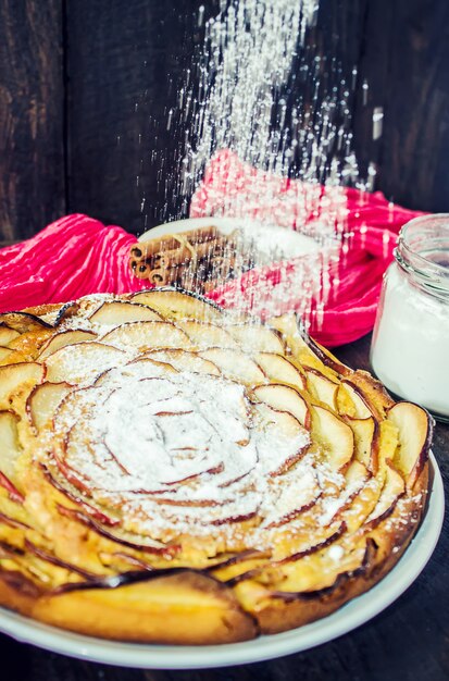 Pastel con manzanas. Enfoque selectivo bio alimentos