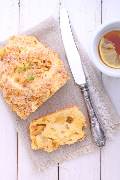 Pastel con manzanas, nueces y canela sobre un fondo blanco