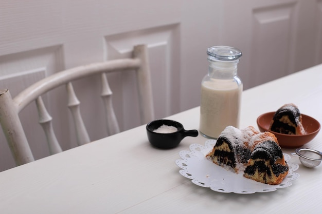 Pastel de mármol con café con azúcar en polvo y utensilios de cocina vintage, concepto de panadería blanca
