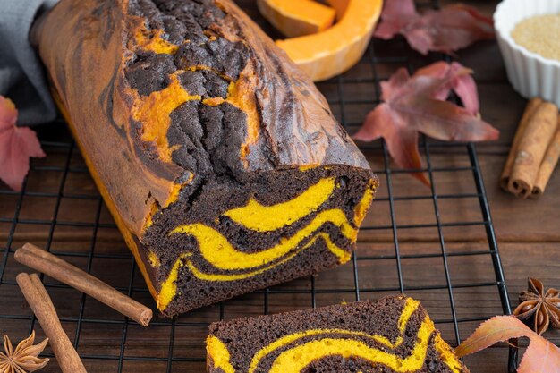 Pastel de mármol de chocolate con calabaza o pan sobre un fondo de madera Postre para Acción de Gracias o Halloween