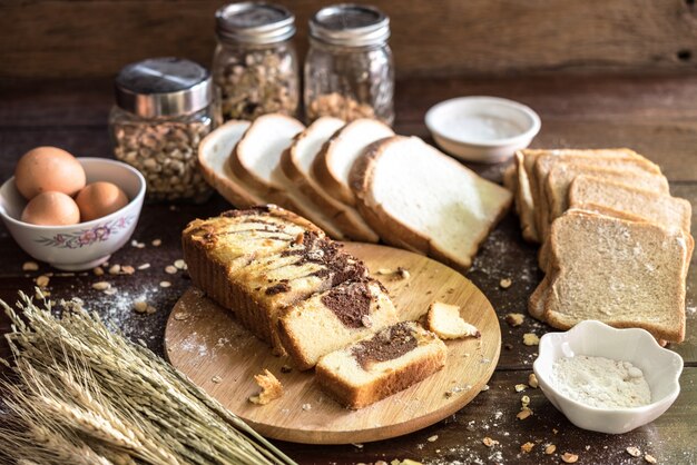 Foto pastel de mármol de chocolate con pan e ingrediente