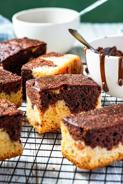 Pastel de mármol de chocolate piezas cuadradas Postre dulce de costura