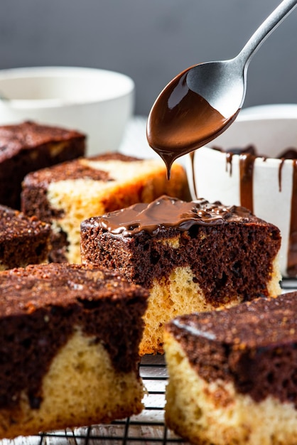 Pastel de mármol de chocolate piezas cuadradas Postre dulce de costura