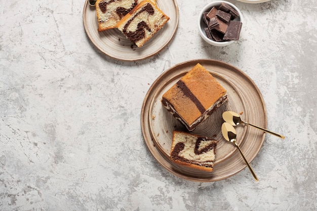 Pastel de mármol dulce con chocolate en la luz, vista de arriba hacia abajo imgae