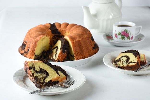 pastel de mármol sobre fondo blanco